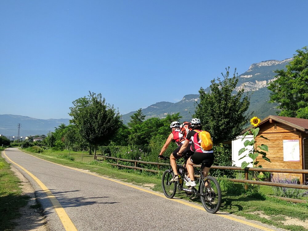 Etschradweg: endlos zieht er sich im Flachen dahin