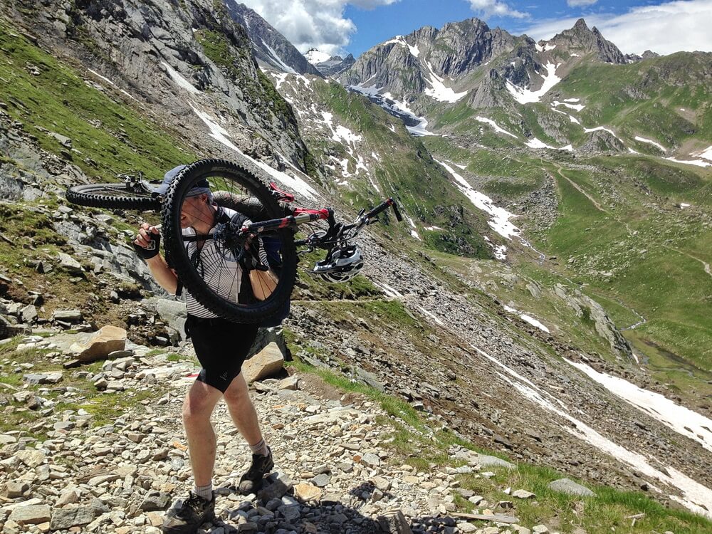 Auf dem Weg zum Passo del Narèt - Tragen geht leichter als Schieben