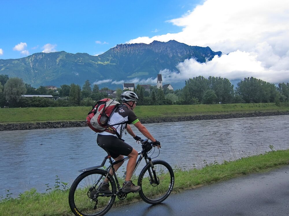 Lange Fahrt entlang des Rheins - immer eine Wolkenlücke über uns