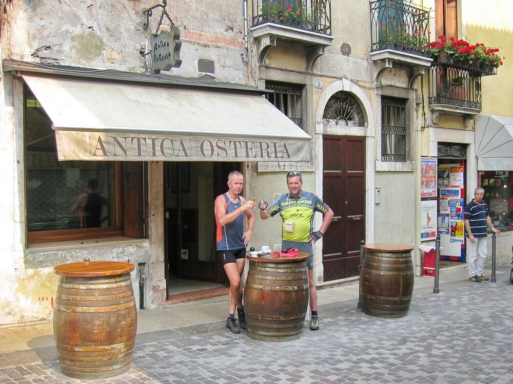 Am Ziel in Bassano del Grappa: Anstoßen mit was wohl? Grappa, logisch!