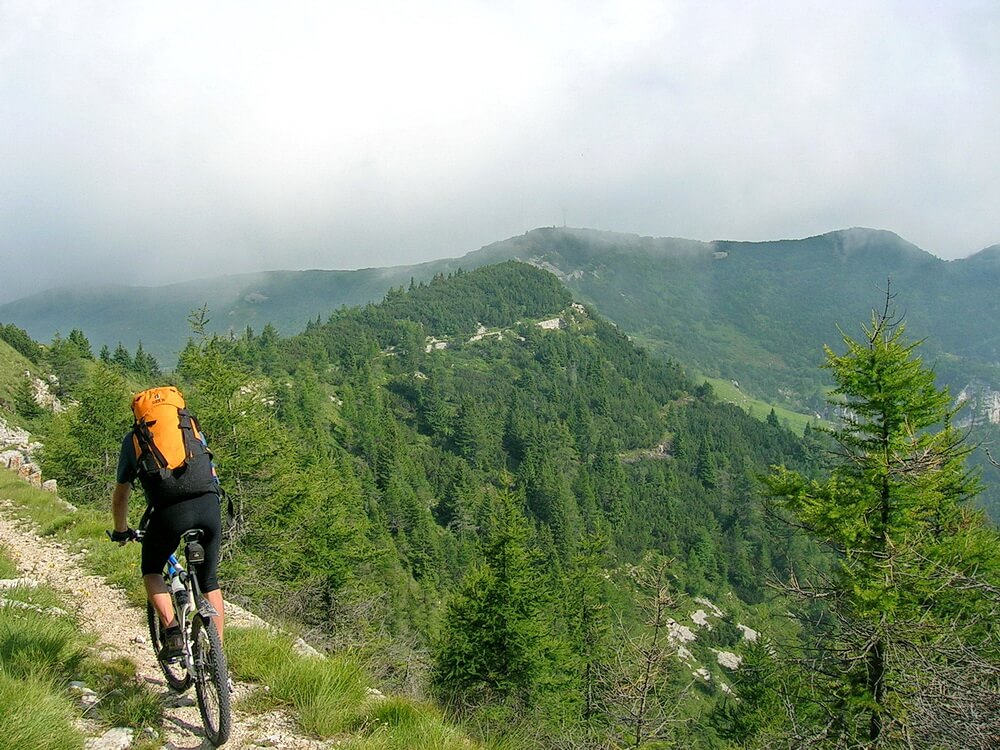 Trail zum Monte Maggio im Nebel