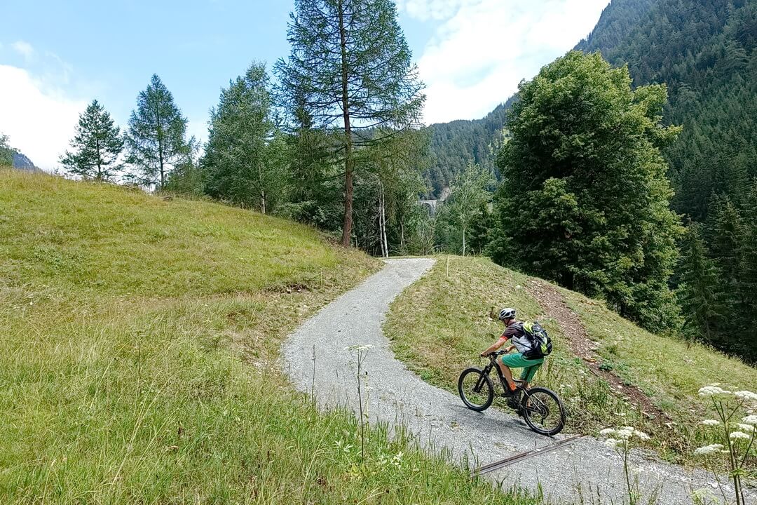 Kurz hinter Altfinstermünz geht der Radweg nun steil bergauf und erreicht bei Vinadi die Zollstraße nach Martina.