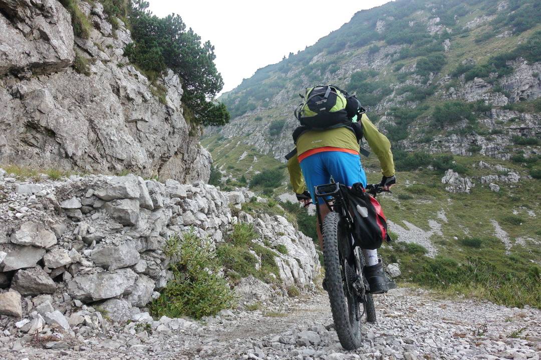 Alte Militärpiste im Val di Lorina