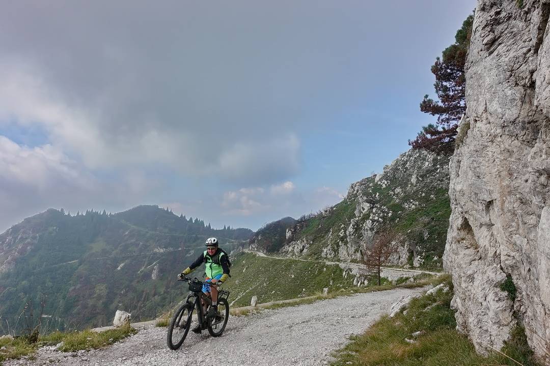 Militärstraße von Bocca di Caplone zur Malga Tombea