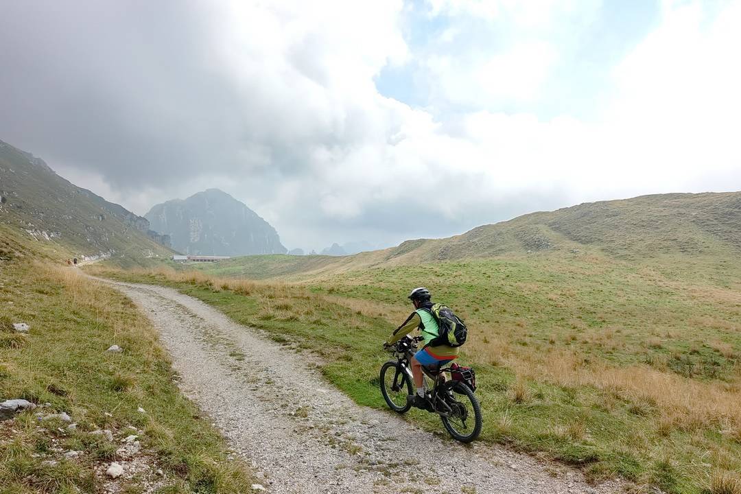 Malga Tombea - im Hintergrund Monte Caplone