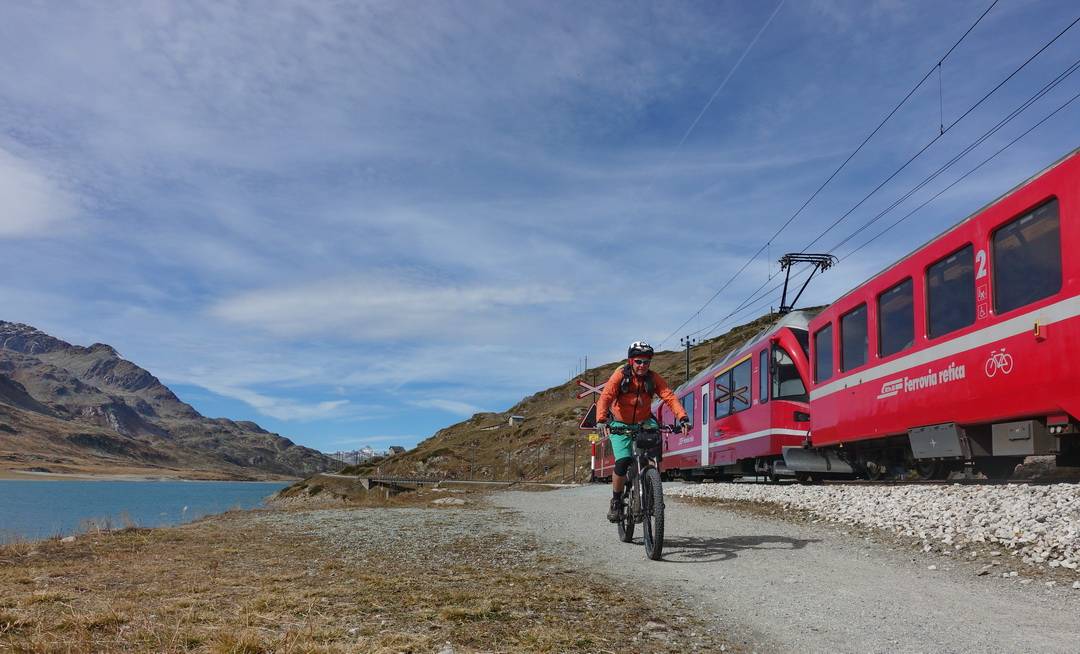 Parallele Fahrt am Lago Bianco