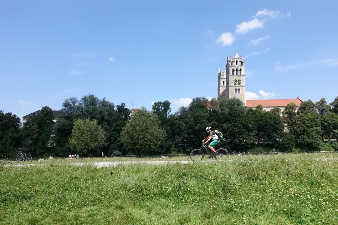Kirche St. Maximilian auf der anderen Seite der Isar