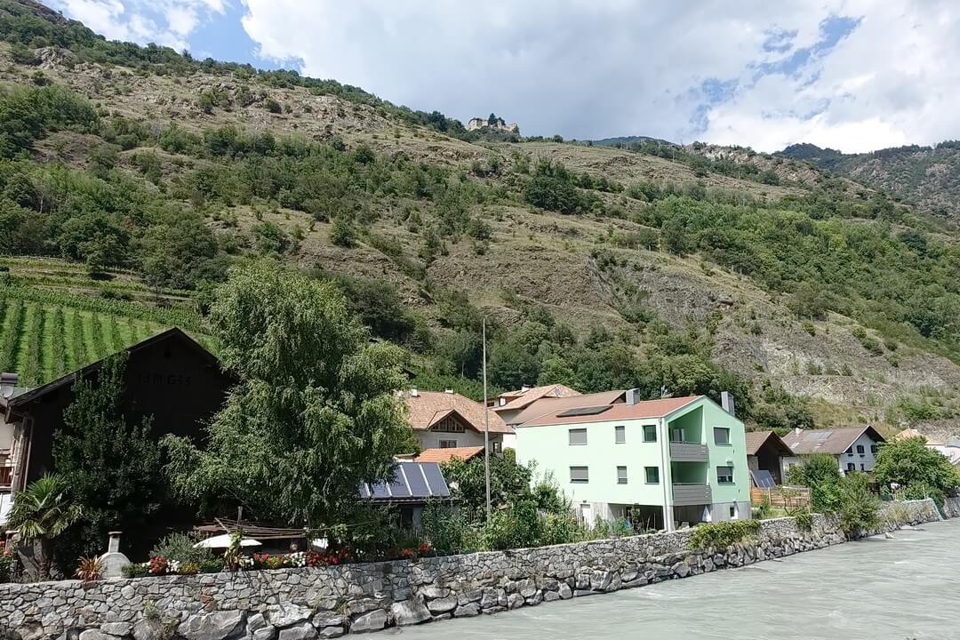 Blick zur Burg Juval