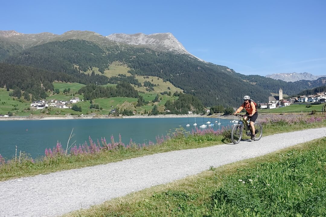 Radweg am Reschensee
