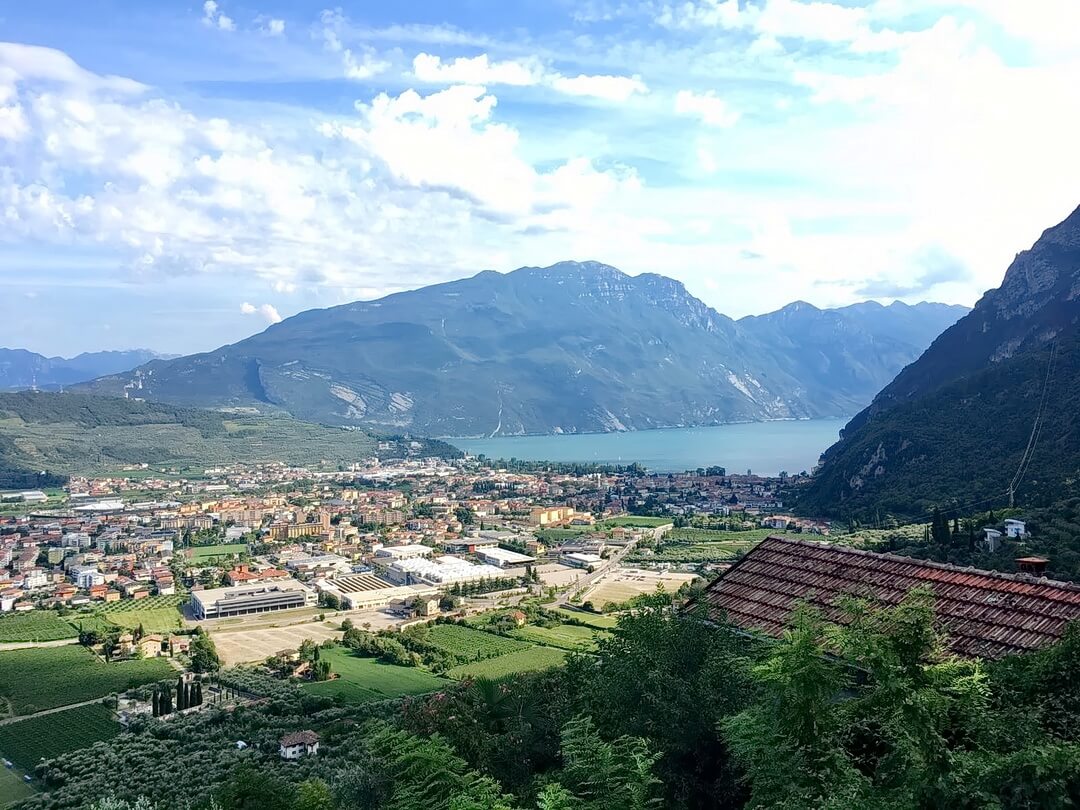 Die Belohnung nach einer tollen Gravelbike-Transalp - Blick auf den Gardasee