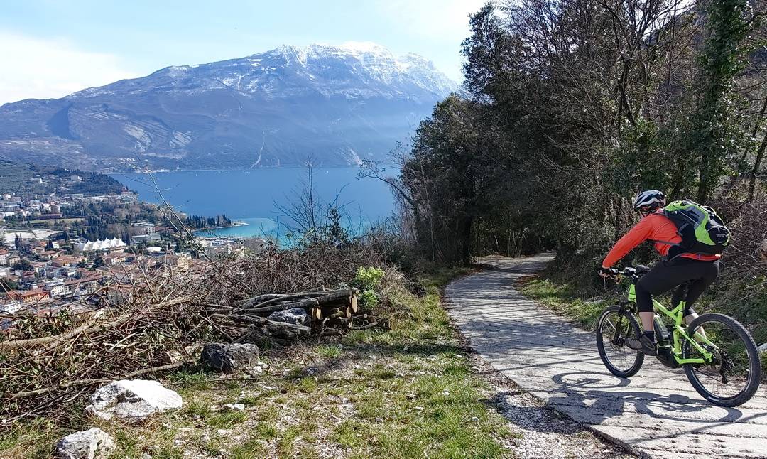 Waschbetonabschnitt auf der steilen Abfahrt von Pinza nach Riva