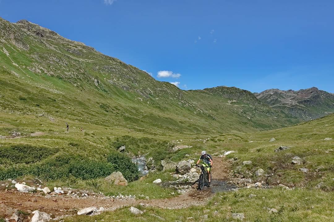 Der Trail im Verwalltal von der Schönverwall-Hütte hinauf zu den Scheidseen lässt sich bis zur Brücke nun gut fahren und danach zumindest gut schieben.