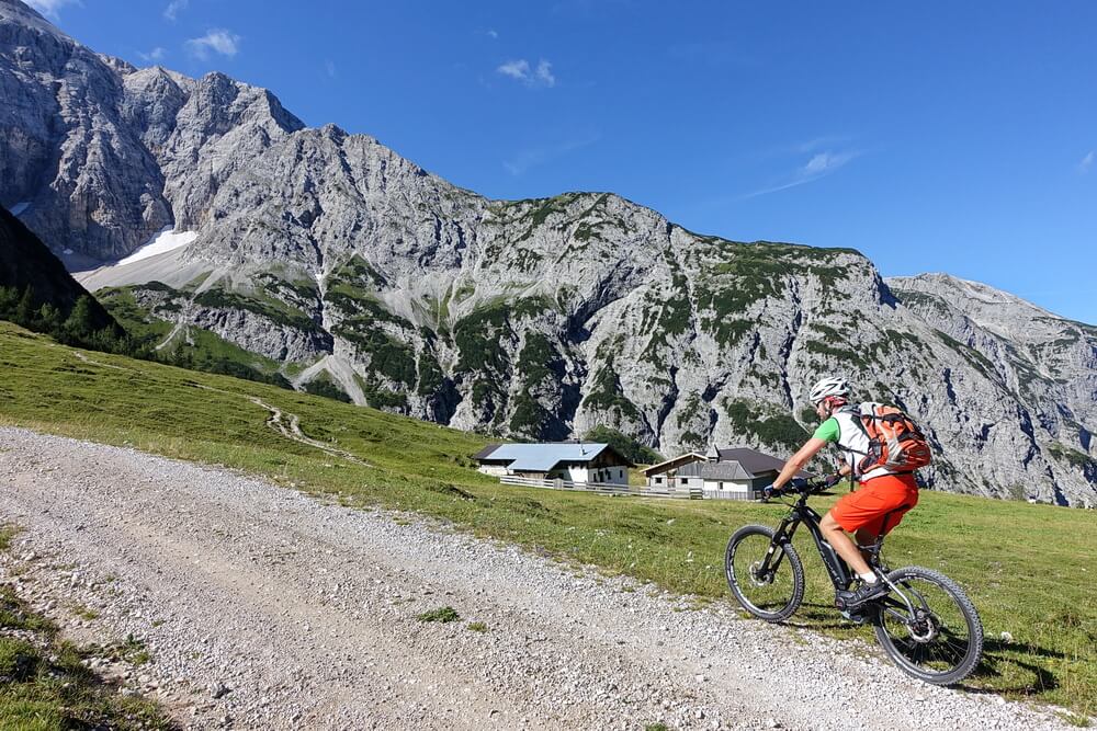 Lange Auffahrt im Karwendeltal