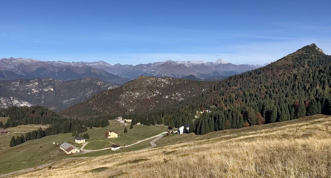Blick zurück vom Rifugio Garda auf die Tremalzostraße und die Brenta