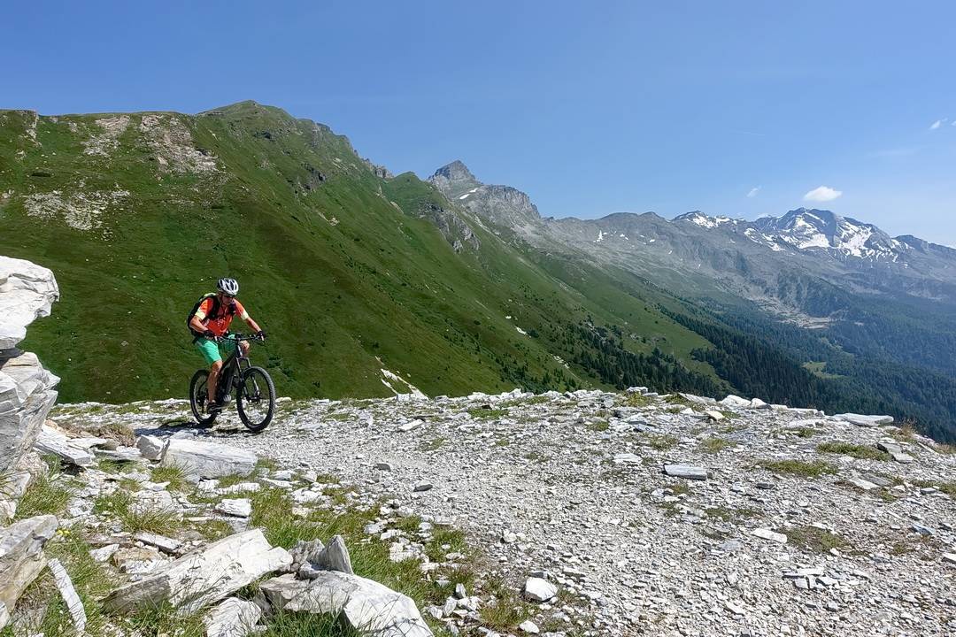 Abfahrt vom Schlüsseljoch ins Pfitschtal auf breiter Militärpiste