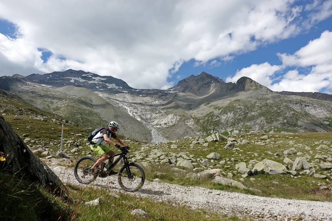 Abfahrt vom Pfitscher Joch – im Hintergrund Hohe Wand und Kellerkopf