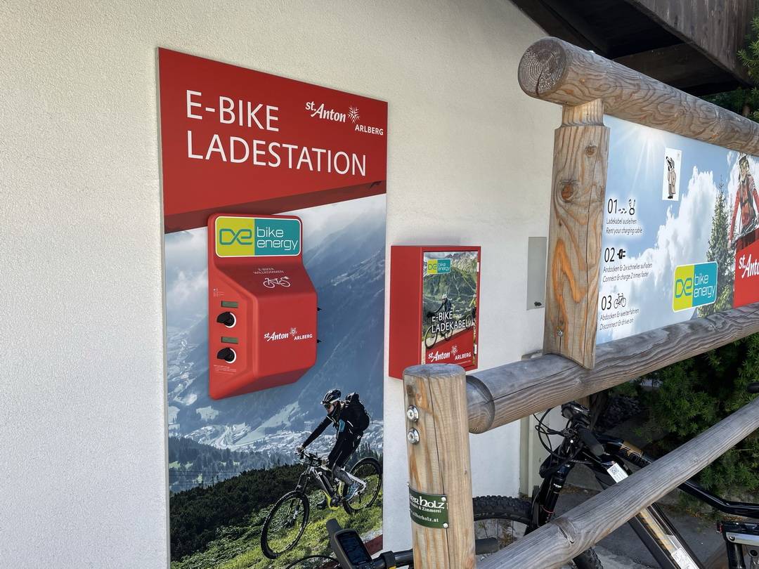Ladestation in St. Anton vor der Tourist-Info