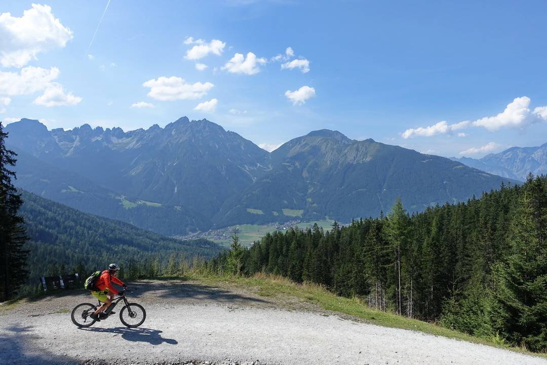 Stubaital: Blick zurück  bei der Fahrt nach Maria Waldrast