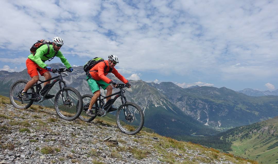 Fakultativer Abstecher zum Sandjoch: dabei hat man diesen tollen Blick ins Obernberger Tal. Danach folgt die Abfahrt über rund 1000 Höhenmeter abwärts auf der alten Militärpiste nach Gossensass.