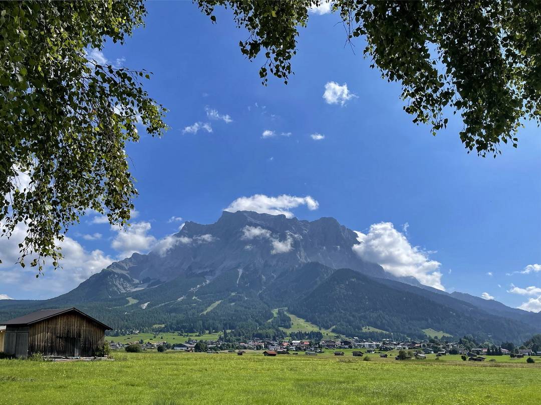 Ehrwald Zugspitze Ehrwald mit Zugspitze bei Sonnenschein