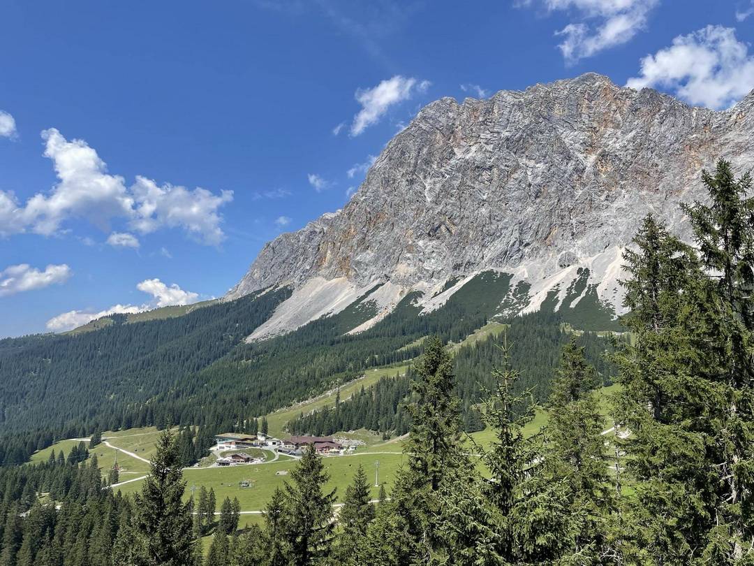 Ehrwalder Alm mit Zugspitze Ehrwalder Alm vor Zugspitze: leichte Abfahrt auf geteerter Almstraße nach Ehrwald
