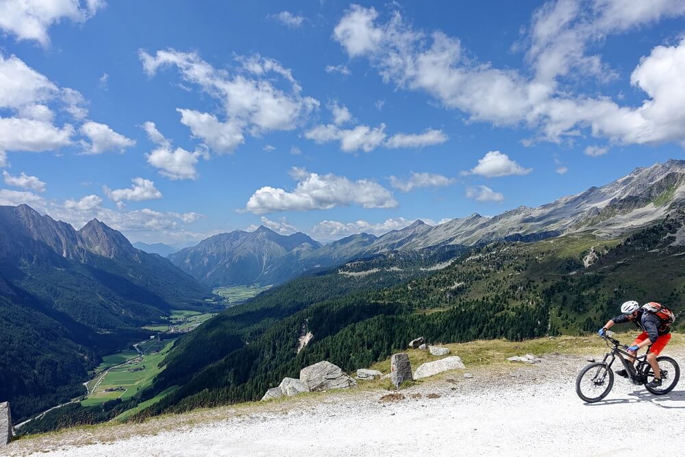 Die gute Militärpiste lässt eine rasante Abfahrt ins Tal zu