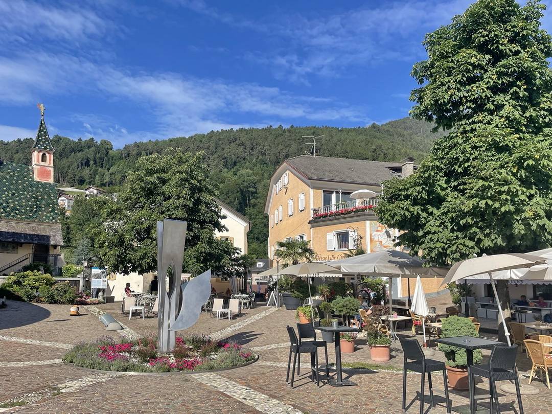 Dorfplatz im Zentrum von Mühlbach