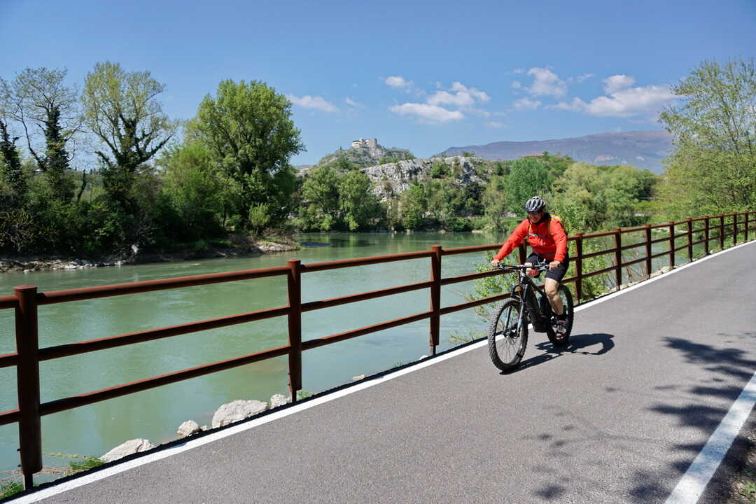 Etschradweg an der Engstelle bei Volargne