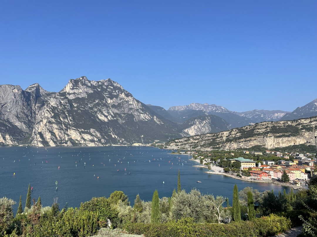 Gardasee mit Ponalestrasse Panorama auf den Gardasee bei Torbole