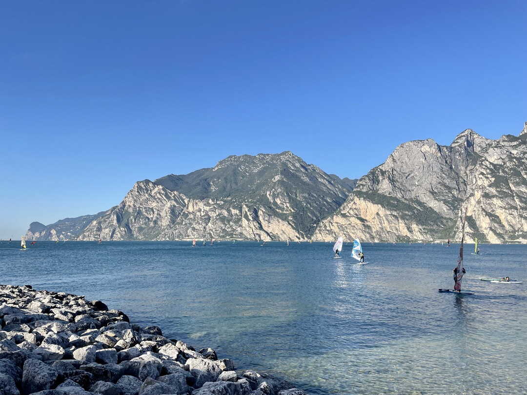 Der Radweg von Riva nach Torbole verläuft direkt am Ufer des Gardasees