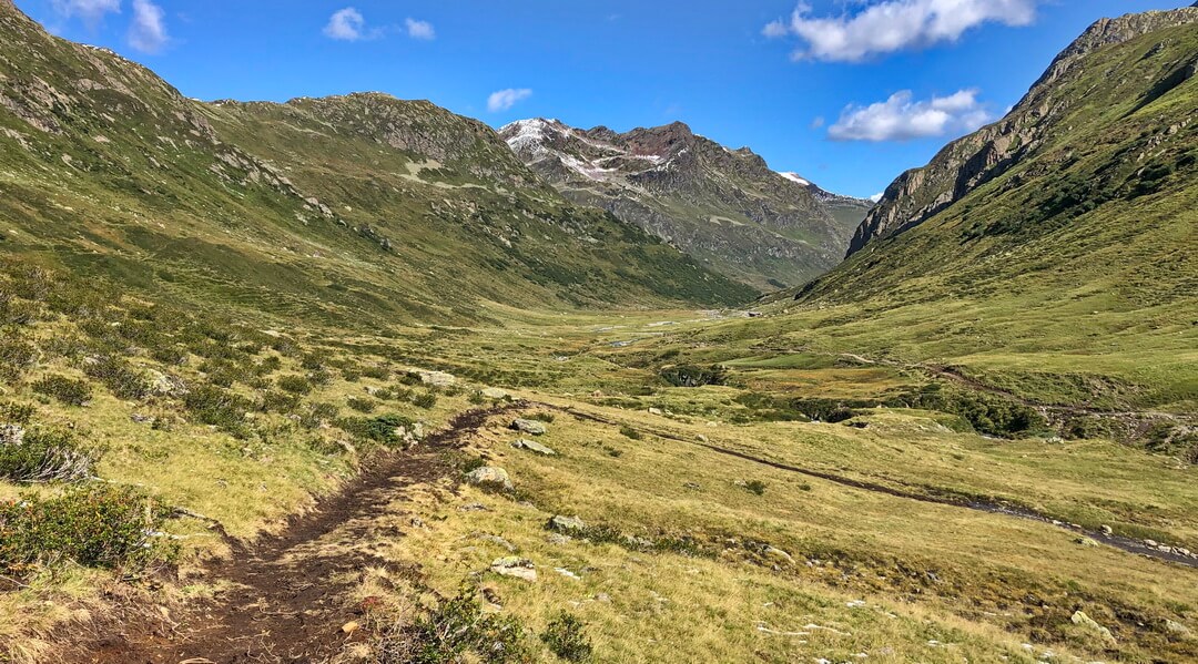 Neuer Trail im Verwalltal Der Trail im Verwalltal von der Schönverwall-Hütte (im Hintergrund) hinauf zu den Scheidseen lässt sich bis zur Brücke nun gut fahren und danach zumindest gut schieben.
