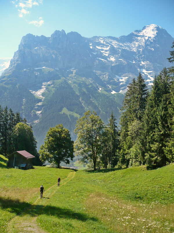 Abfahrt nach Grindelwald, hinten der Eiger