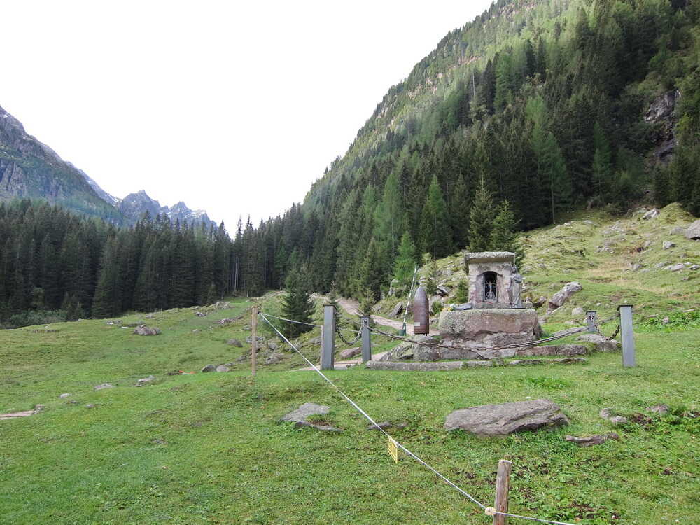 Denkmal bei Malga Sadole
