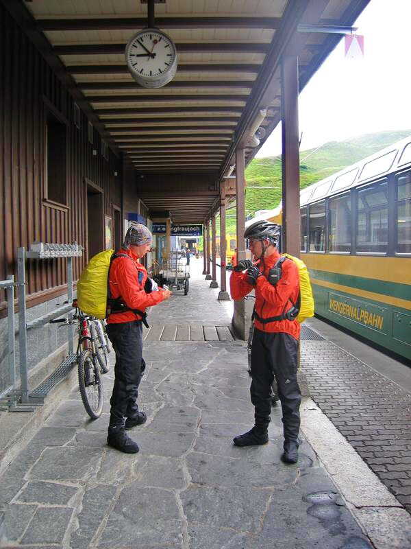 Aufbruch in einen nassen Tag an der Kleinen Scheidegg