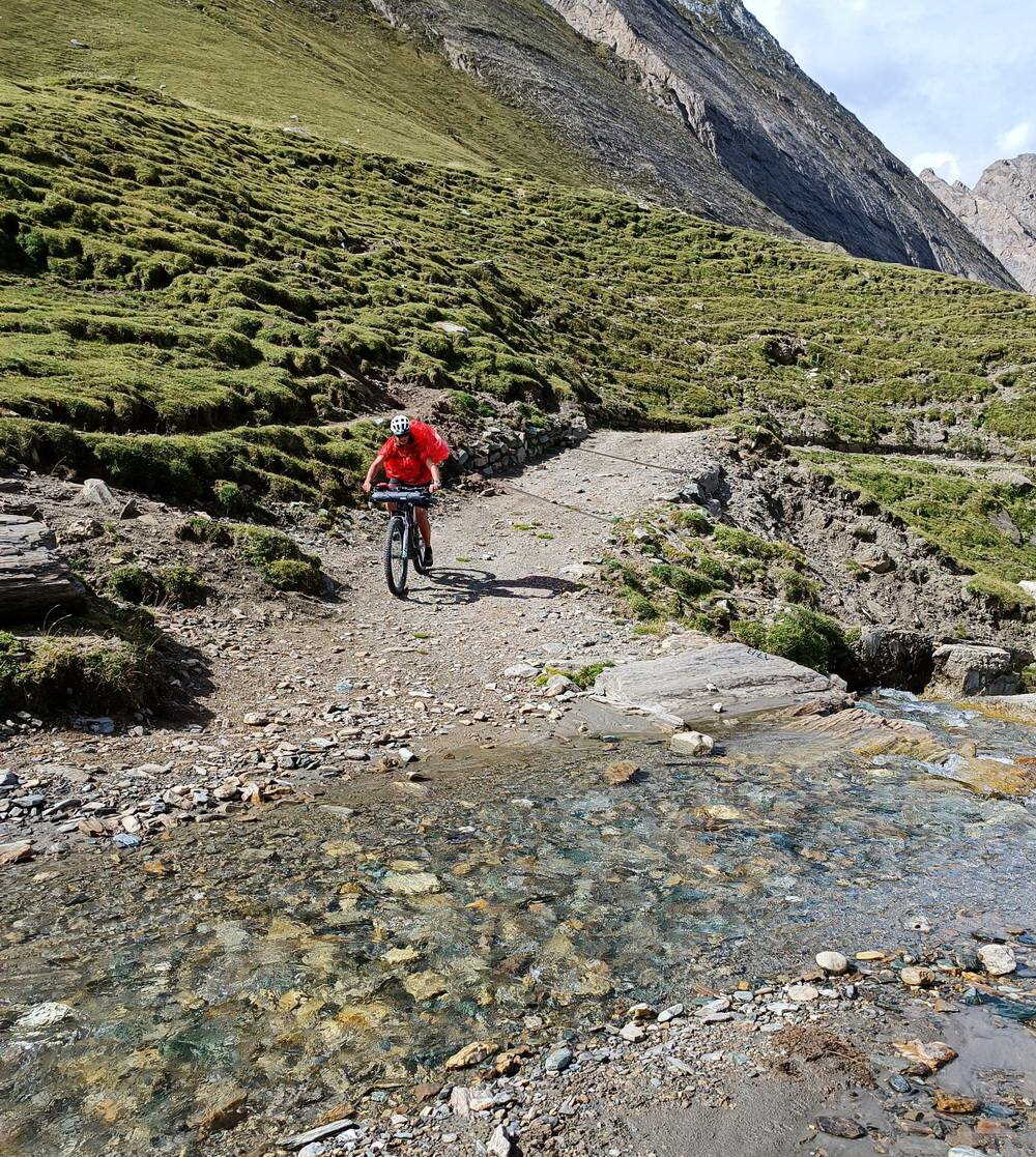Pfunderer Joch: Gabi Weber bei der Auffahrt mit eMTB - Bild: Ewald Weber