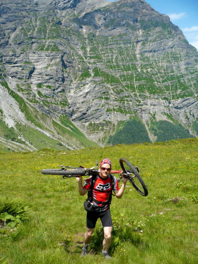 Tragen von der Alp Distleren zur Alp Grat
