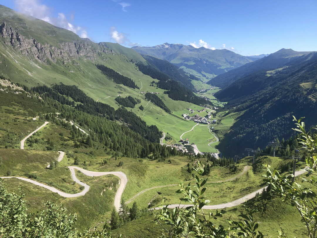 Blick zurück ins Tuxertal: mit vielen Kehren geht es über die Bichlalm zur Sommerbergalm